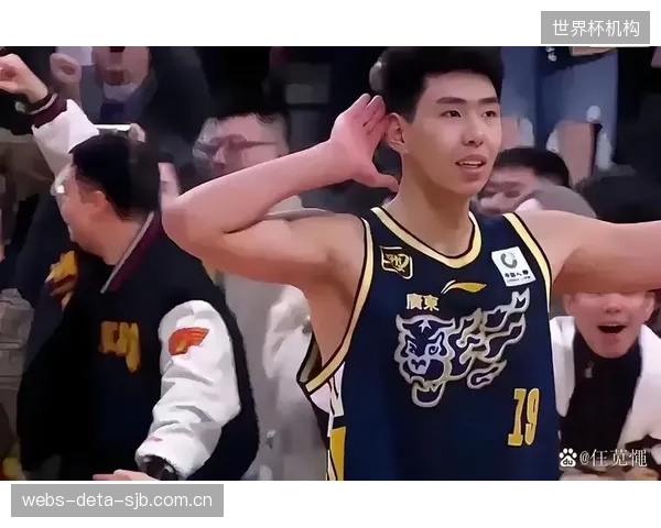 广州龙狮中锋徐昕数据暴涨，凭借赛季蜕变表现斩获最具进步球员奖。