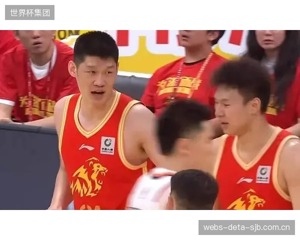 胡金秋与塔克联手守护禁区,广厦G4依靠篮板优势扳回一城。 胡金秋与塔克联手守护禁区,广厦G4依靠篮板优势扳回一城。